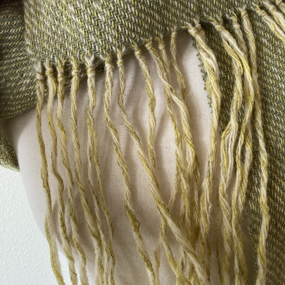 VINTAGE & HANDWOVEN green 🍐 & gold & cream wool scarf - Picture 7 of 7